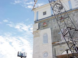 Cranes lift exterior pieces of the Nauvoo Temple