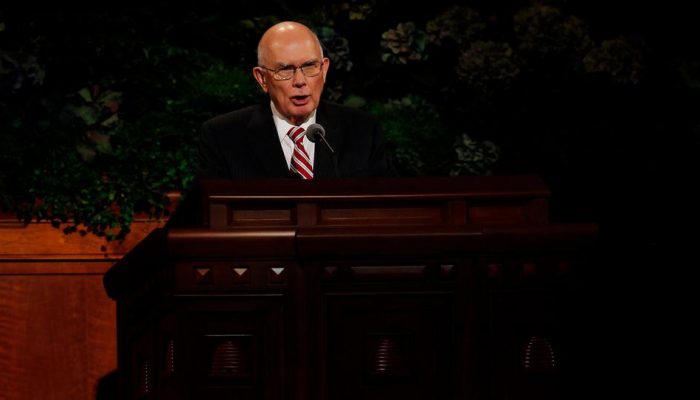 Dallin H. Oaks speaks from the pulpit