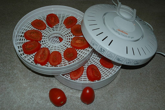 drying tomatoes