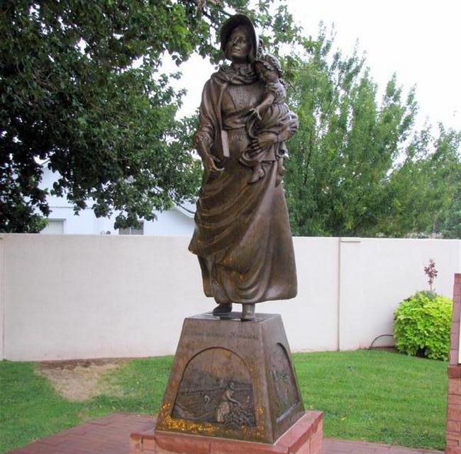 Statue of a Mormon pioneer woman in Washington, Utah