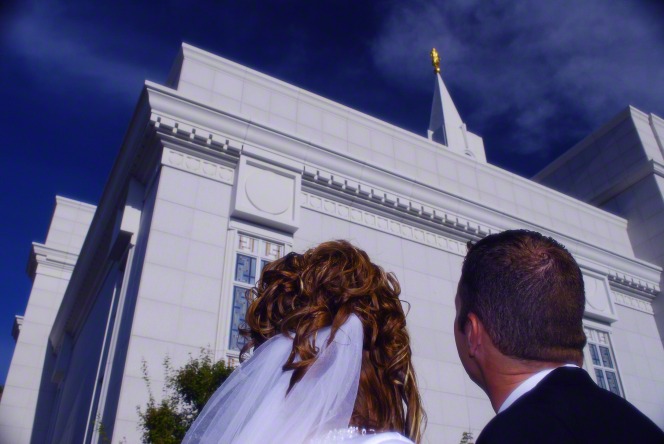 Newlywed couple in front of Bountiful temple