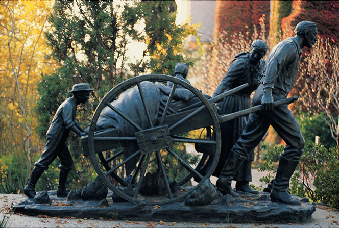 Statue of mormon pioneers pulling a handcart
