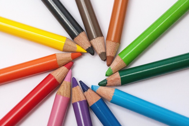 colored pencils laying in a cirlce