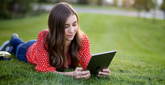 girl reading her patriarchal blessing online