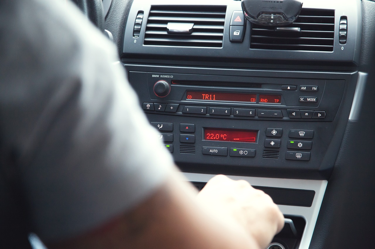 adjusting radio distracted driving