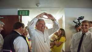 President Uchtdorf spreads hope after hurricane Harvey