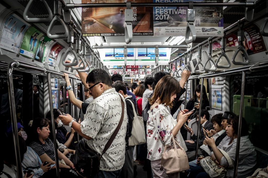 smartphone subway addiction