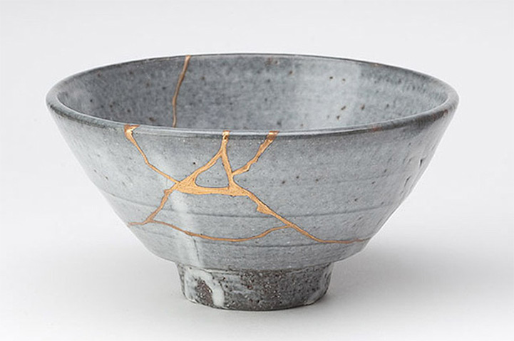 Kintsugi Art, broken pieces with gold inlay