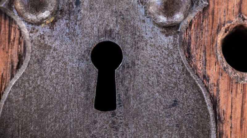 A photo of a keyhole.