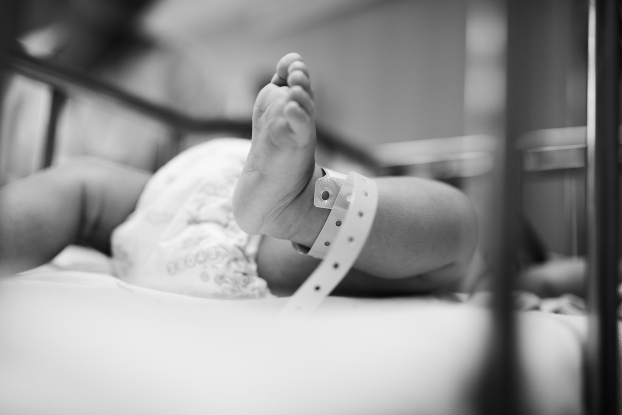 baby foot hospital newborn birth